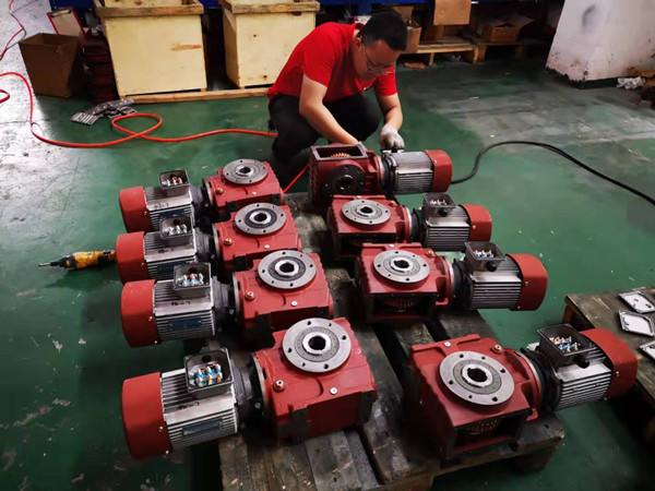 技术人员正在对一批即将发货广东东莞的s系列斜齿蜗轮减速机进行通电测试