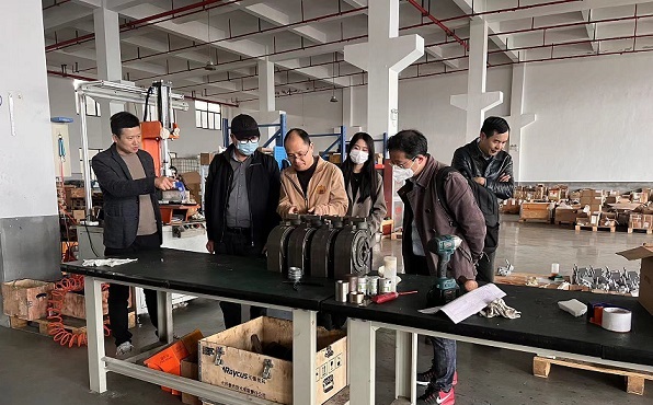 迈传欢迎上海输送机设备厂家来厂区进行减速机项目合作考察