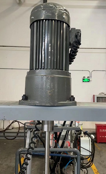士元GV立式齿轮减速电机应用在立式搅拌设备上.jpg